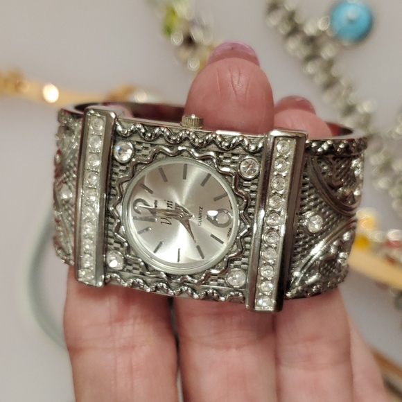 Lot of 6 watches flip flops, wraps, a cuff & charm bracelet all need batteries - Picture 3 of 11